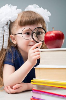 Kadın çocuk kuyrukları ve meyve gri duvara Kitaplar'da dikkate alınarak gözlük