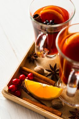 Baharatlar ve turuncu parça bardak mulled şarap ile servis