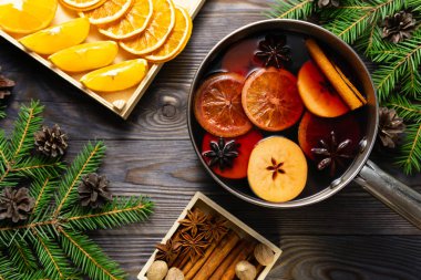 Baharat ve turuncu masada Noel ağacı dalları ile yukarıda mulled şarap