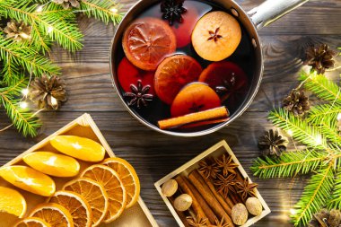 Baharat ve turuncu masada Noel ağacı dalları ile yukarıda mulled şarap
