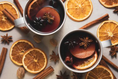 İki metal bardak farklı baharatlar arasında mulled şarap ile üstten görünüm