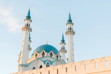 Aşağıdan kubbe ve mavi gökyüzü arka plan üzerinde güzel cami minarelerinin atış