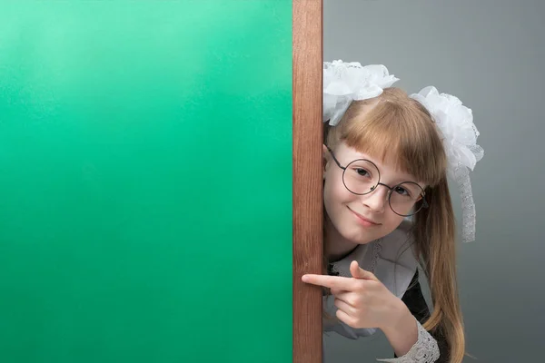 Χαμογελώντας Θηλυκό Παιδί Ουρές Και Γυαλιά Παρουσιάζοντας Πράσινο Πίνακα Κιμωλίας — Φωτογραφία Αρχείου