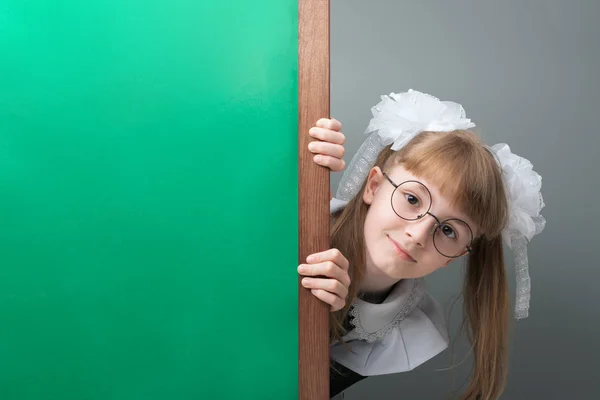 Niña Sonriente Con Colas Gafas Que Presenta Pizarra Verde Con — Foto de Stock