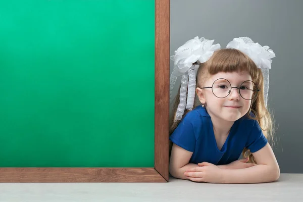 Glimlachend Vrouwelijke Kind Met Staarten Glazen Presenteren Groene Krijtbord Met — Stockfoto