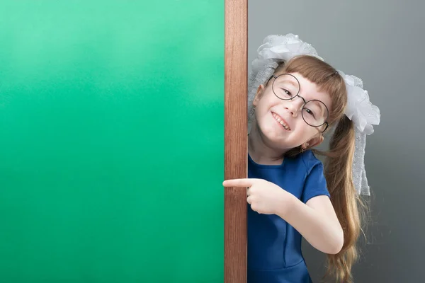 Chica Uniforme Escolar Mostrando Pizarra Vacía — Foto de Stock