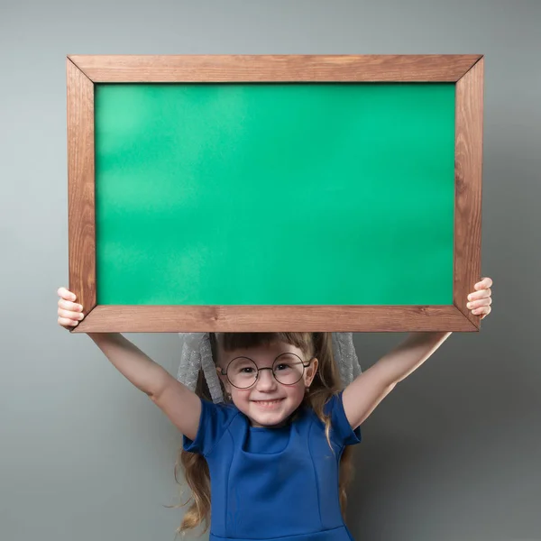 Glimlachend Vrouwelijke Kind Met Staarten Glazen Presenteren Groene Krijtbord Met — Stockfoto