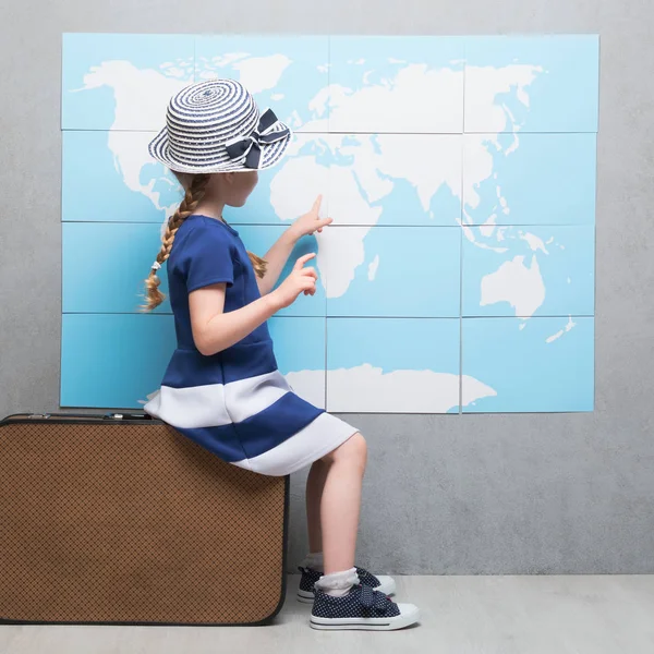 荷物の後ろに座って 地球モデルの国に触れる夏帽子の少女 — ストック写真