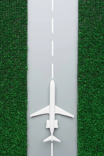 Vista Superior Avião Brinquedo Branco Colocado Pista Pouso Com Grama — Fotografia de Stock