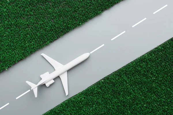 Widok Góry Samolotu Zabawka Biały Umieszczone Pasie Startowym Zielonym Sztuczna — Zdjęcie stockowe