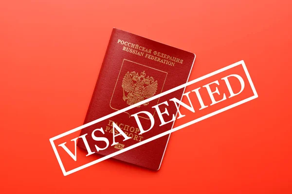 真っ赤な表面の上にパスポートを連れ上拒否ビザを言ってスタンプ — ストック写真