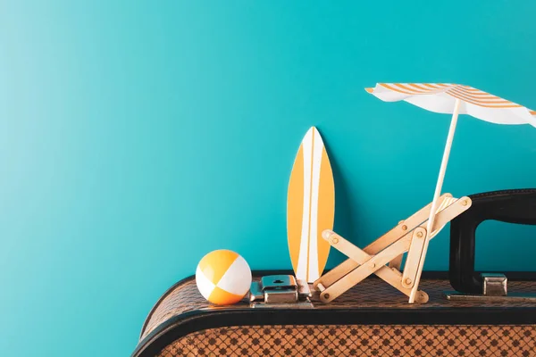 夏傘木製長椅子オレンジと青の背景に荷物にサーフボードとインフレータブル ボール — ストック写真