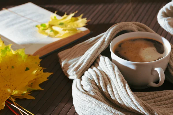 머그컵과 따뜻한 스카프와 햇빛에 테이블에 내린된 커피를 — 스톡 사진