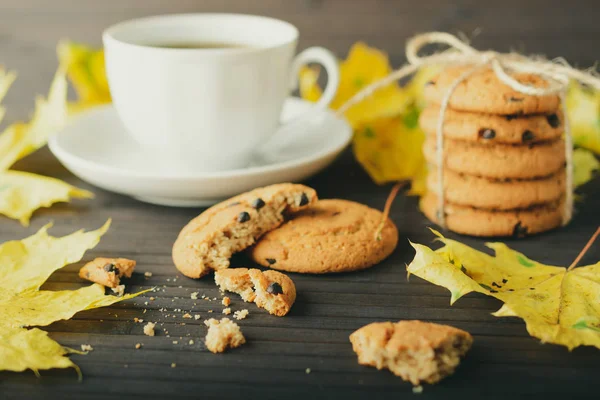 Arrangement Sweet Chocolate Chip Cookies Maple Golden Leaves Cup Coffee — Stock Photo, Image