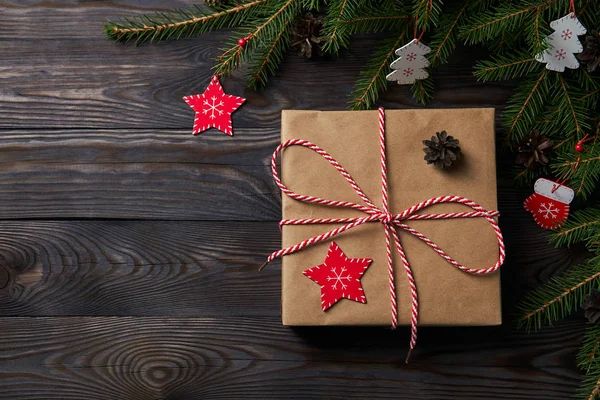 Düzenlenmiş kaydırılan mevcut yeşil çam ağacı dalları ile üstten görünüm ahşap tablo