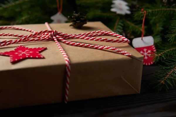 Primer Plano Caja Regalo Envuelta Papel Artesanal Decorada Con Hilo — Foto de Stock