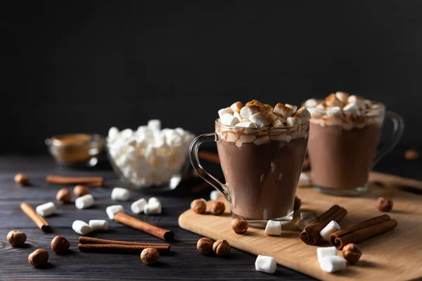 Transparente Tassen Mit Heißer Schokolade Und Leckeren Süßen Bonbons Auf — Stockfoto