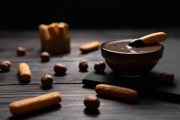 Složení Pražených Lískových Ořechů Zlatých Tyčinek Dřevěný Stůl Miskou Čokoládovou — Stock fotografie