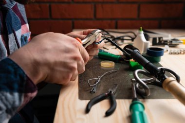 Elektronik onarım ve teller lehim masadaki adam kırpma yan görünüm