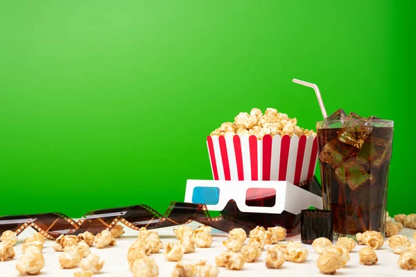 Cinéma Concept Lunettes Snacks Éparpillés Près Tasse Papier Verre Soda — Photo