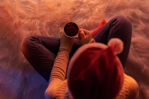 Cima Tiro Mulher Chapéu Santa Sentado Com Caneca Xadrez Luz — Fotografia de Stock