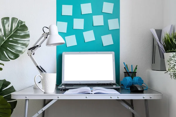 Hogar oficina lugar de trabajo con portátil. Espacio de trabajo creativo moderno en casa . —  Fotos de Stock