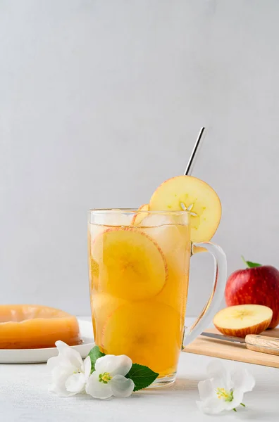 Kombucha fermenté maison ou cidre avec des tranches de pomme et de la glace dans un verre. Un cocktail non alcoolisé rafraîchissant probiotique sain . — Photo