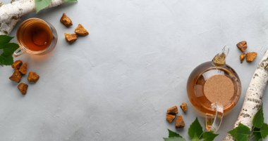 Chaga mantarı cam bardak ve çaydanlıkta içilir. Sağlıklı içecek..