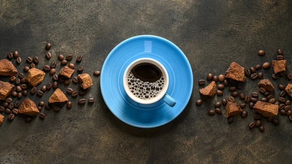 Kopi sehat dengan jamur chaga. Jamur kering dan segar dan biji kopi pada latar belakang pedesaan gelap. — Stok Foto