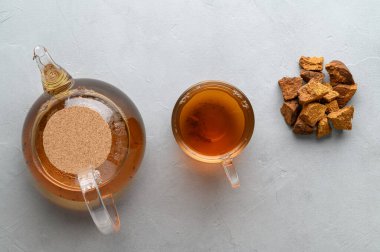 Chaga mantarı cam bardak ve çaydanlıkta içilir. Sağlıklı içecek..