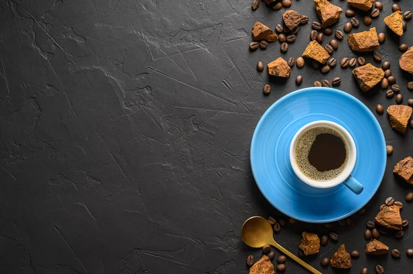 Kopi sehat dengan jamur chaga. Jamur kering dan segar dan biji kopi di latar belakang gelap. — Stok Foto