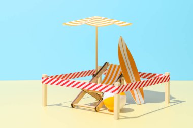 Şemsiyeli iskemle, sörf tahtası ve plajda top. Bir tatil köyünde izole bir tatil yeri.