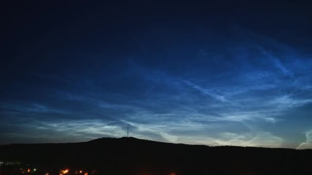 Een zeldzaam atmosferisch fenomeen noctilucent wolken. — Stockvideo