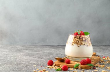 Parfe yoğurdu, granola ve ahududu bardakta..