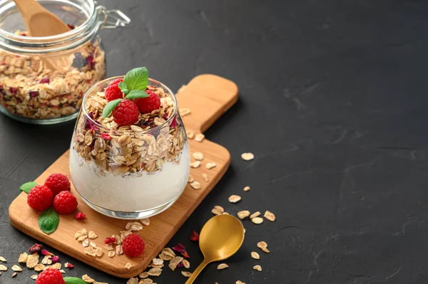 Yogurt al parfait con muesli e lamponi in un bicchiere. — Foto Stock