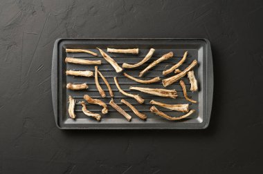 Sağlıklı bir içecek, kahveye alternatif. Kurutulmuş hindiba kökleri fırın tepsisinde..