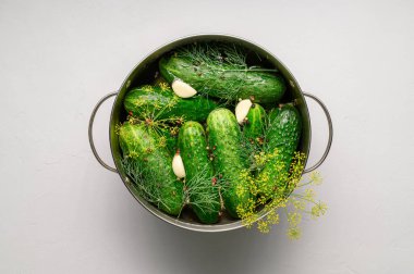Sağlıklı mayalanmış yiyecek. Sarımsaklı, dereotlu ve biberli yeşil salatalıklar....
