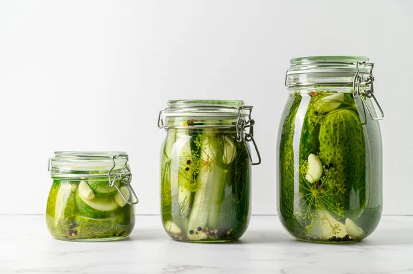 Gesunde probiotische vegane Kost. Hausgemachte fermentierte Gurken mit Knoblauch, Dill und Pfeffer im Glas. — Stockfoto