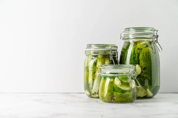 Gesunde probiotische vegane Kost. Hausgemachte fermentierte Gurken mit Knoblauch, Dill und Pfeffer im Glas. — Stockfoto