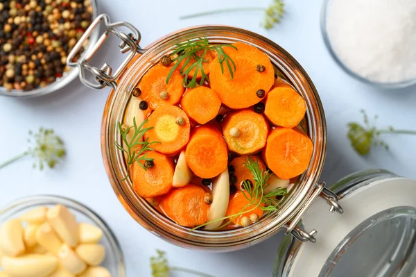 Nourriture végétalienne saine. Carottes fermentées maison à l'ail, l'aneth et le poivre dans un bocal en verre. — Photo