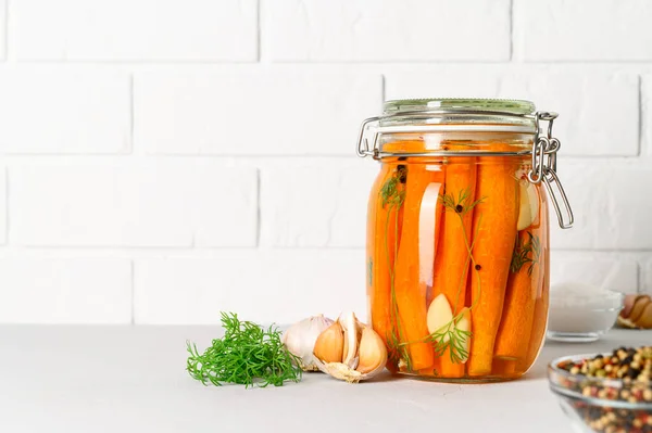 Comida vegana probiótica saludable. Zanahorias fermentadas caseras con ajo, eneldo y pimienta en un frasco de vidrio. — Foto de Stock