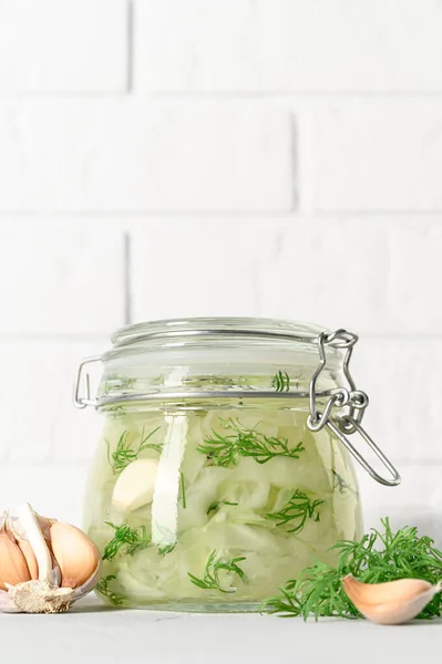 Gesunde vegane Ernährung. Hausgemachter fermentierter Kohl mit Knoblauch und Dill im Glas. — Stockfoto