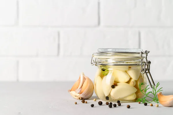 Healthy probiotic vegan food. Homemade fermented garlic with garlic, dill and pepper in a glass jar. — Stock Photo, Image