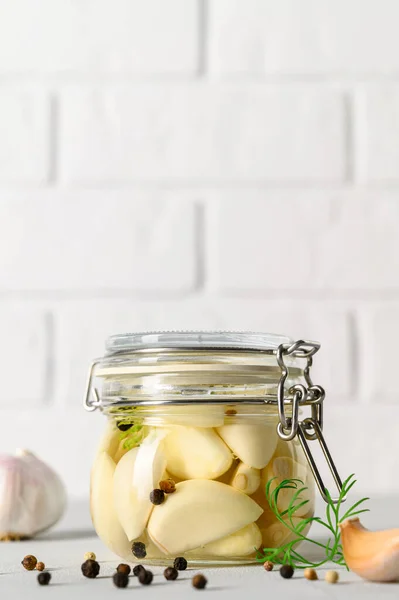 Healthy vegan food. Homemade fermented garlic with dill and pepper in a glass jar. — Stock Photo, Image