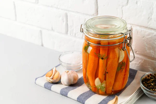 Здоровое пробиотическое веганское питание. Домашняя ферментированная морковь с чесноком, укропом и перцем в стеклянной банке. — стоковое фото