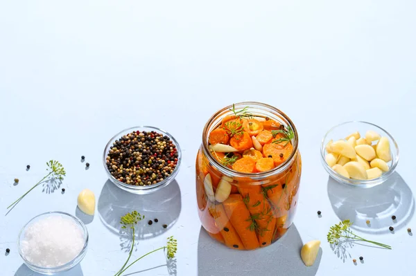 Gesunde vegane Ernährung. Hausgemachte fermentierte Karotten mit Knoblauch, Dill und Pfeffer im Glas. — Stockfoto