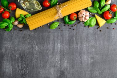 Siyah tebeşir üzerinde İtalyan makarnası pişirmek için malzemeli spagetti..