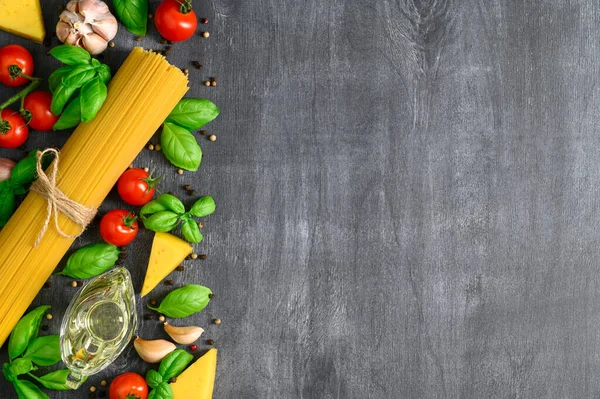 Spaghetti med ingredienser för matlagning italiensk pasta på en kritbräda. — Stockfoto