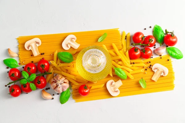 Uppsättning produkter för matlagning italiensk pasta med svamp på en ljusgrå bakgrund. — Stockfoto