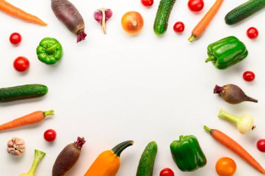 Eko gıda konsepti. Beyaz arka planda çeşitli taze sebzelerin çerçevesi.